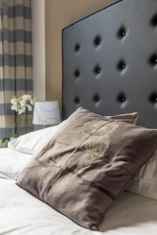 Little Rose Rooms Rom Bed & Breakfast