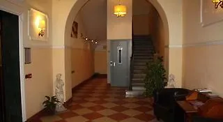 Little Rose Rooms Rom