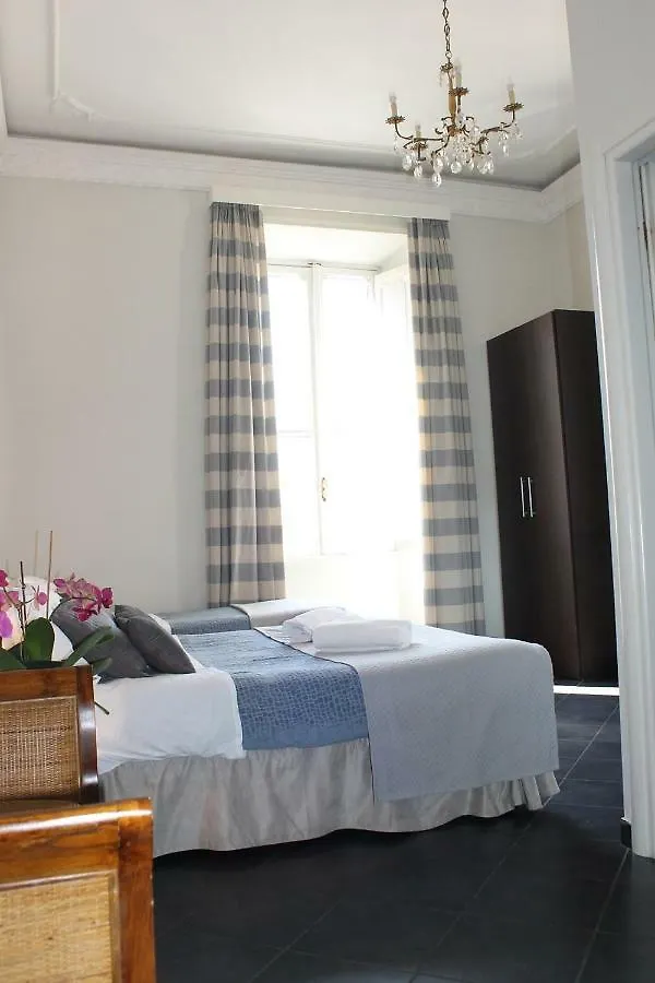 Little Rose Rooms Rom